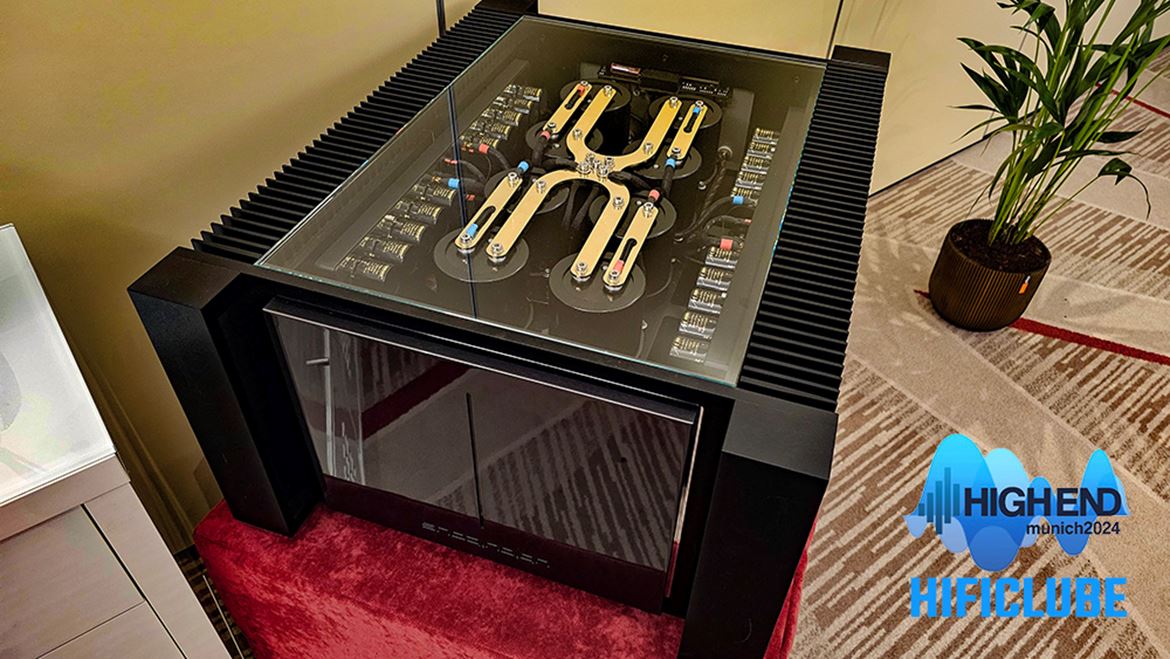 Ubiqaudio - A construção dos amplificadores mono blocos (160.000) do novo player do áudio highend Ubiqaudio é soberba e atenta a todos os pormenores. Curiosidade: utilizam fontes de alimentação comutada e feedback duplo: corrente (feedforward) e tensão. A filtragem do ruído chega a ser obsessiva. A potência é arrasadora, como se provou na sessão na sala que se vê na foto acima, dirigida por Michael Fremer, que gosta de carregar no pedal.