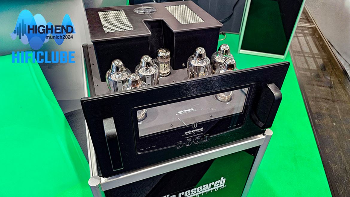 Audio Research: novo amplificador monobloco M330. A novidade é que utiliza ECC83 e 12AX no andar de entrada; JFETs no andar de ganho 'to drive the tubes' para citar Dave Gordon, que são as KT170. O resultado são 330W de potência, daí o nome : 330M. O preço em Portugal? +100.000 mil euros por par.