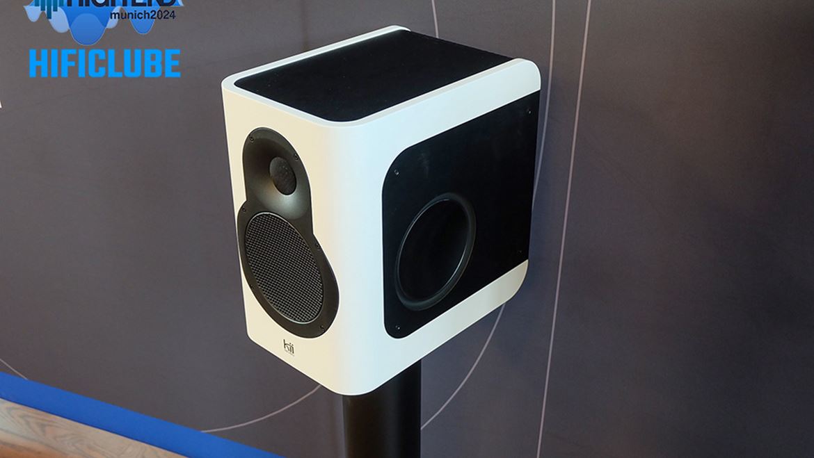 Kii Audio: a introdução no mercado das Kii Seven, uma versão mais pequena (e tecnologicamente) mais sofisticada que as famosas Kii Three, já testadas no Hificlube, tem sido uma odisseia. Primeiro, foram apresentadas no High End 2023, em segredo, só com a presença dos distribuidores. Por acaso, eu estava no mesmo hotel, e vi-as através do vidro da sala de apresentação. Este ano, as Kii Seven foram apresentadas urbi et orbe, mas não no MOC, antes no MotorWorld, que os leitores, que seguem a nossa reportagem, já conhecem bem. Eu e o Pedro Henriques fomos os primeiros a marcar presença. Vimos, ouvimos, gostámos (um som espetacular para um corpo tão pequeno) e fizemos o registo de uma apresentação oficial. Agora recebemos da Kii Audio o pedido para não divulgar algumas das especificações técnicas reveladas na apresentação. OK. Seja feita a vontade da Kii Audio/Ajasom (editámos o vídeo). Mas com uma condição: queremos ser os primeiros a testá-la...