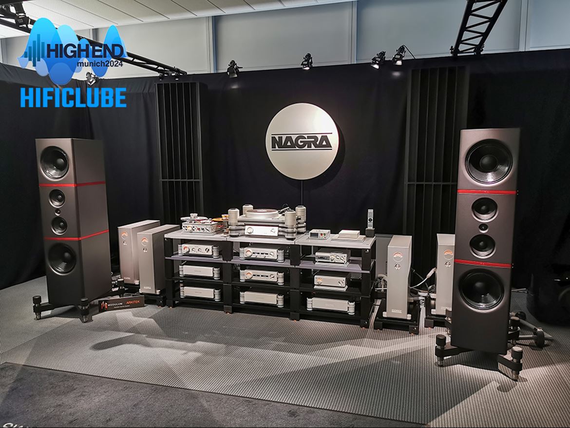 Nagra. Desta vez a Nagra fez parceria com a Stenheim, depois de anos felizes com a Wilson Audio. Os subwoofers REL lá escondidos atrás estavam desligados, mas mesmo assim o som estava um pouco pesado. Talvez uma má combinação (ou um problema da sala), porque eu já ouvi muitas vezes esta eletrónica soar divina, incluindo na Ajasom. (Ver video geral da Ajasom no final deste artigo)