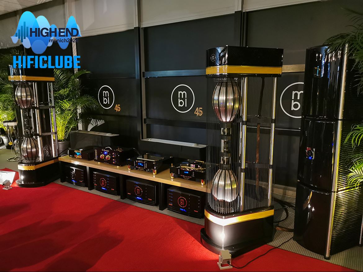 MBL. Como se a perfeição omnidirecional não fosse suficiente, a MBL apresentou as 101 X-Treme na versão MkII. A principal melhoria reside nos subwoofers, que atuam (e como atuam!) abaixo dos 85Hz, mas influenciam todo o equilíbrio tonal. Sala às escuras e cheia, como sempre, dificultando o trabalho dos fotógrafos, e favorecendo a concentração dos ouvintes. Ir a Munique e não ouvir as MBL X-Treme MkII é como ir a Roma e não ver o Papa, o que curiosamente ja me aconteceu. Refiro-me ao Papa não às MBL - nunca falho!