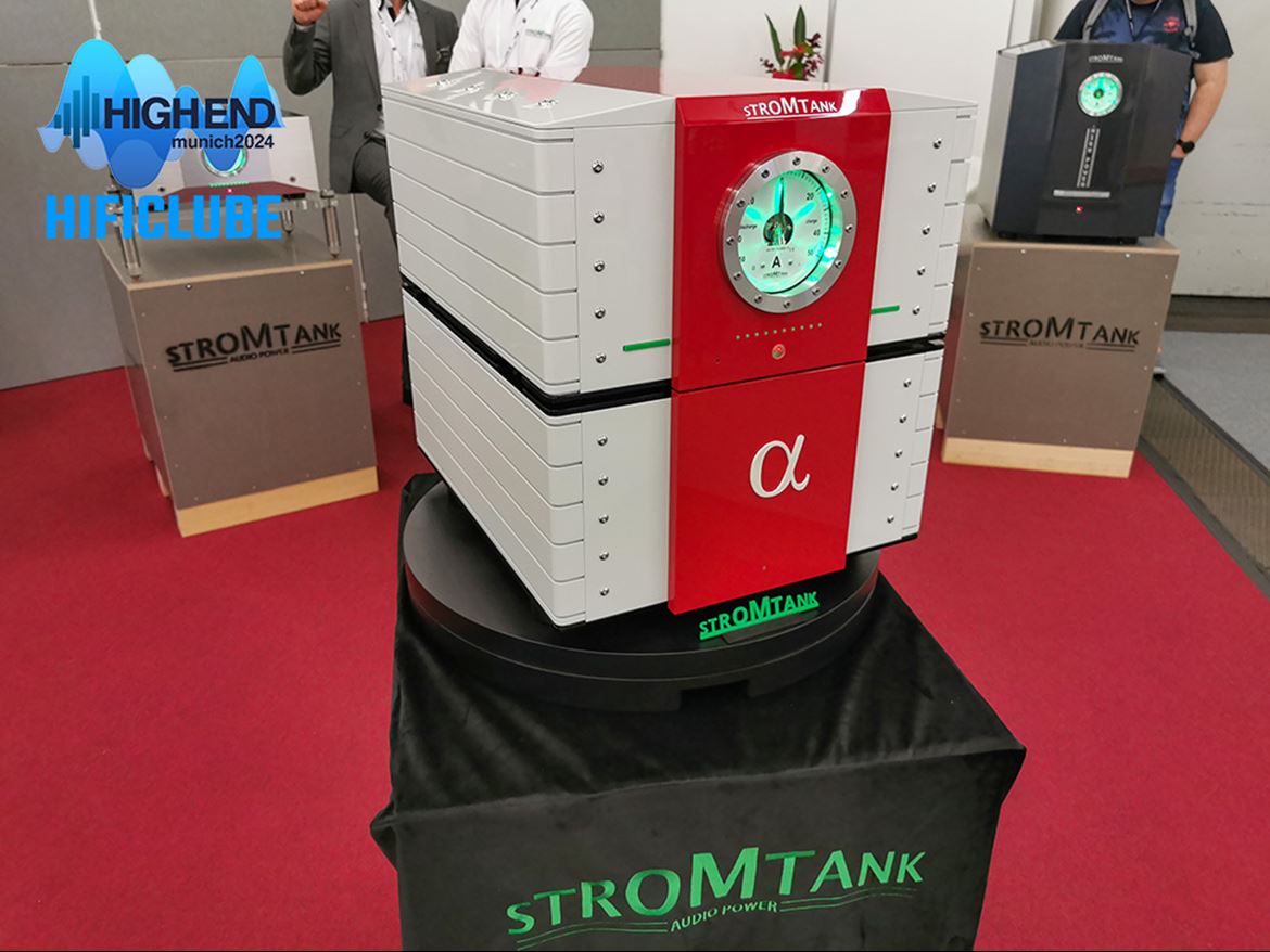 Stromtank: Perguntei-lhes: então o que está a fazer aqui este Alpha com as cores do Benfica? É só para atrair o olhar dos fotógrafos, disse-me. Sim, de facto, embora a Stromtank estivesse por todo o lado a apoiar as mais diversas marcas, no stand estavam todos os modelos apenas em exposição estática. Se quer mesmo saber se funcionam, vá à Ajasom e oiça um sistema, qualquer sistema, com e sem Stromtank. Saiba que Dan D'Agostino, que é completamente avesso a condicionadores de corrente, tinha os seus amplificadores alimentados por Stromtank.