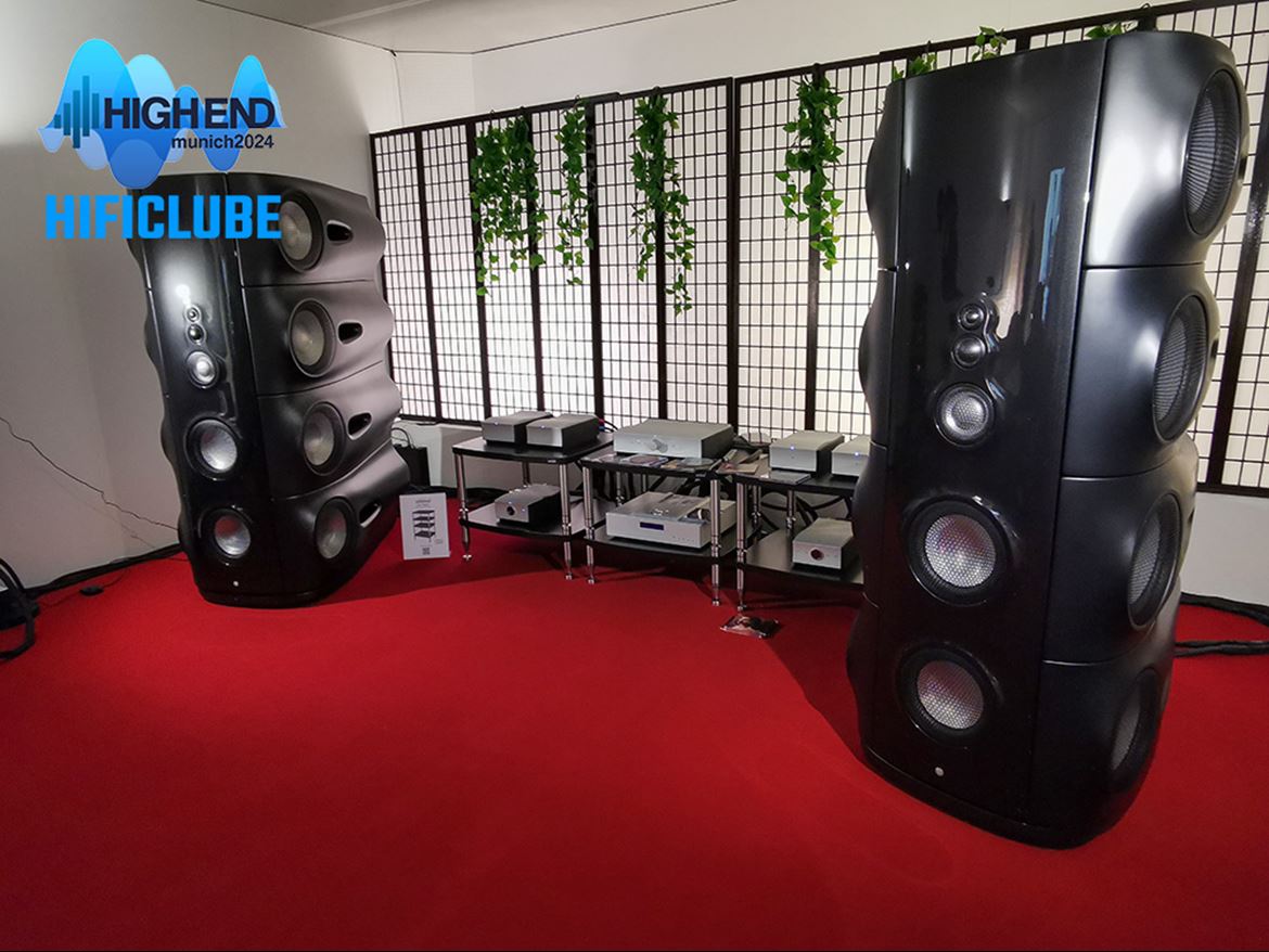 Vivid Audio Moya M1/Mola Mola/. Claro que tinha de ser um dos acontecimentos mais importantes deste evento. Na nossa reportagem do High End 2024: Day One, já puderam ler tudo sobre as Moya M1. Fui ouvi-las no primeiro e no último dia. Claro que soaram muito melhor no último dia, embora um pouco apertadas no espaço do contentor-auditório. Lá bonitas, como as Vivid Plavalaguna, isso não são: parecem saídas de um filme negro de ficção científica. O som é full-range, como seria de esperar. O que mais me surpreendeu foi a coerência, como se fossem umas point-source apesar dos 13 altifalantes. O registo áudio (ver vídeo em baixo) foi feito com um gravador portátil Nagra SD e prova que o som é muito melhor do que me soou lá, talvez por causa da excitação e bulício próprios de uma feira de áudio. O que se ouve foi gravado ao vivo, no contentor auditório, diretamente a partir da Moya a pouco mais de 2 metros de distância. Incrível como tantos altifalantes soam como se fossem apenas um só.