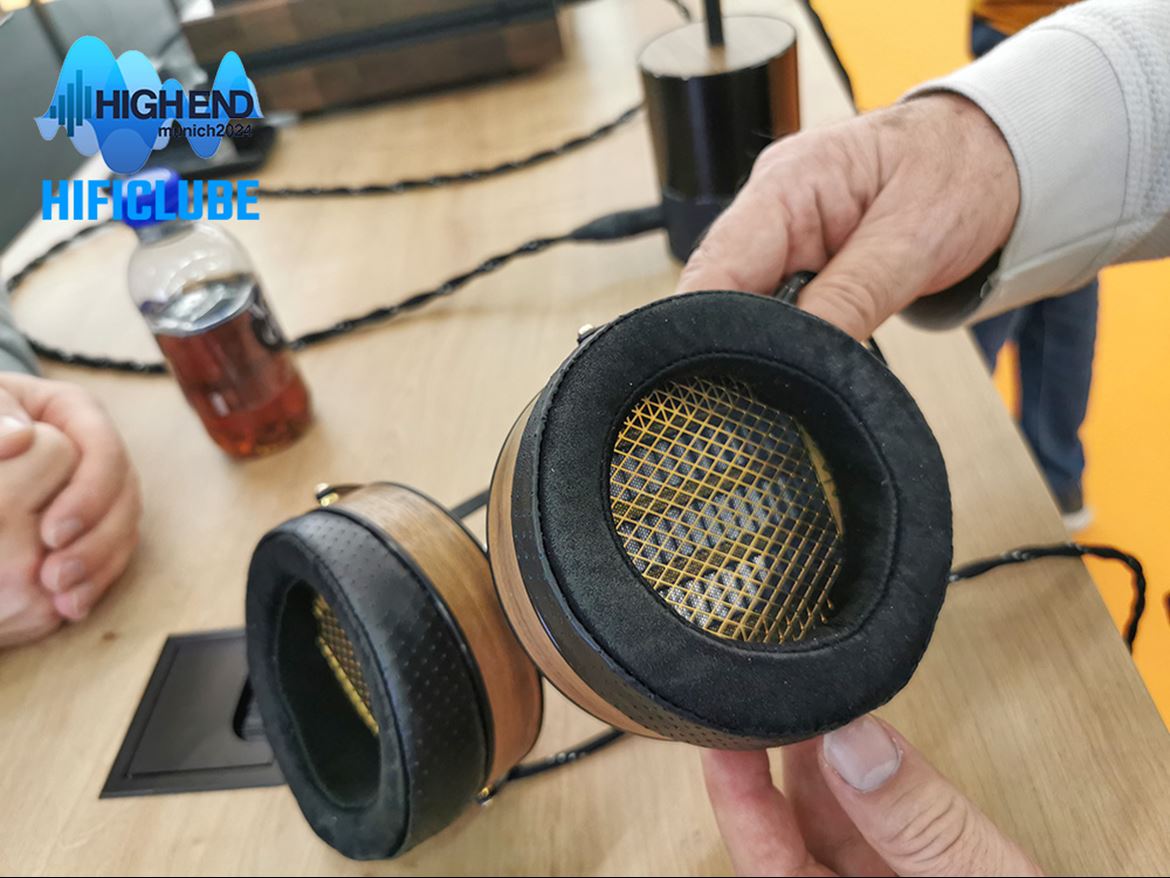 Raal Immanis de triplo ribbon. Podem ser alimentados por amplificadores convencionais.