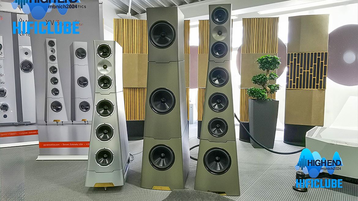 YG Acoustics XV 3 Signature (de cor mais escura). Por enquanto, segundo a YG só foram fabricados oito pares, pois o preço nos EUA é de meio milhão de dólares. Tocaram com eletrónica Boulder, numa sala pouco apropriada para um produto desta categoria. Mas a gravação saiu muito bem, o que é sempre bom sinal - literalmente. Pode ser que um dia as possamos ouvir em Portugal. Quem sabe em outubro...