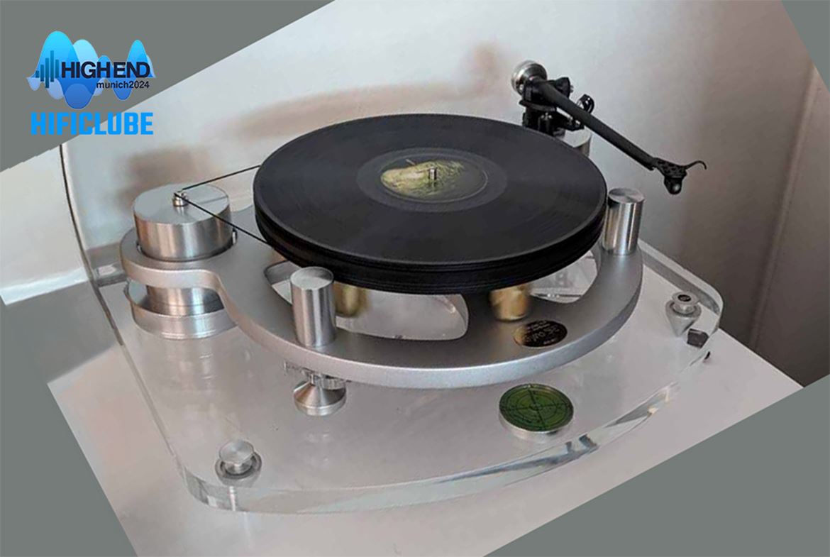 A Michell Engineering não tinha stand no MOC, mas os seus belíssimos gira-discos marcaram presença em algumas salas, como este Michell Gyro SE, na sala da Q-Acoustics. Há uma certa tendência para os produtos da mesma nacionalidade juntarem esforços.