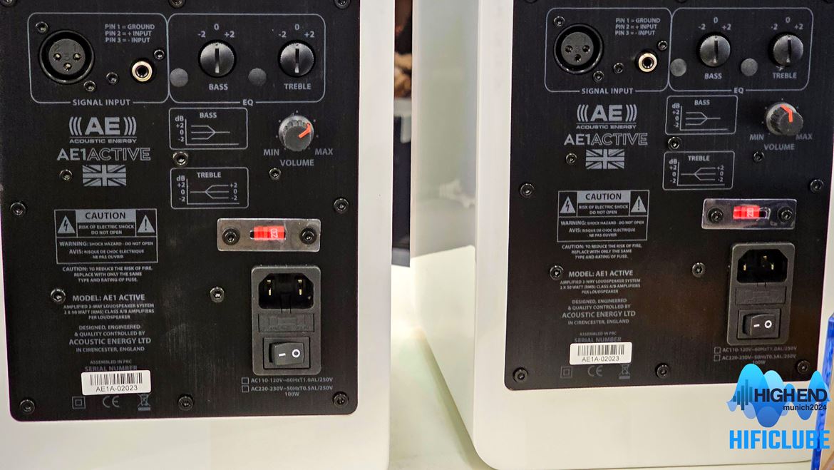 Acoustic energy AE1 Active (painel traseiro). Atenção: não tem entradas digitais para streaming, apenas analógicas.