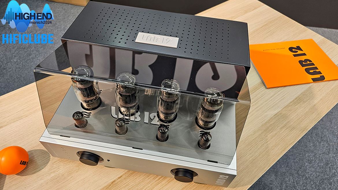 A LAB12, de origem grega, é uma nova distribuição da Esoterico, ocupando a posição de representante da tecnologia do vácuo, que se encontrava vaga no seu portfólio. No High End 2024, a LAB12 apresentou a nova linha de amplificadores a válvulas Toroid que, como o nome indica, utiliza transformadores toroidais, em substituição dos laminados, nas versões que podem ver nas fotos em baixo. Podem utilizar válvulas KT150 ou KT 120.