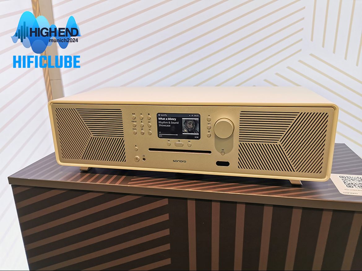 Sonoro Meisterstück, que significa obra-prima, é o modelo mais icónico da sonoro. Além disso, possui conectividade sem fios, via Bluetooth e Wi-Fi, permitindo streaming direto de dispositivos móveis e NAS (Network Attached Storage) . O sistema também é compatível com Spotify Connect, suportando diversos formatos digitais como WAV, FLAC e WMA, embora a reprodução em alta resolução seja limitada a 16-bit/48kHz