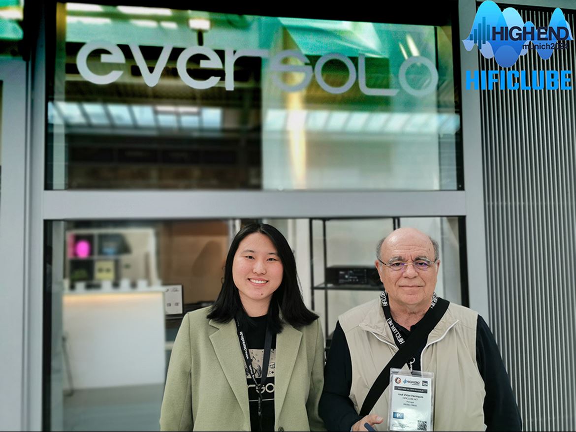 Eki Shaw, a jovem relações públicas da Eversolo, adorou o teste do Eversolo DMP-A8 (versão inglesa, claro), e fez questão de se fotografar com o autor. É sempre bom ver o nosso trabalho reconhecido, sobretudo num país tão distante e com uma cultura milenária. Obrigado, Eki! Em Portugal, esperamos pelos novos produtos da Eversolo com ansiedade: será o A10 um amplificador/streamer?