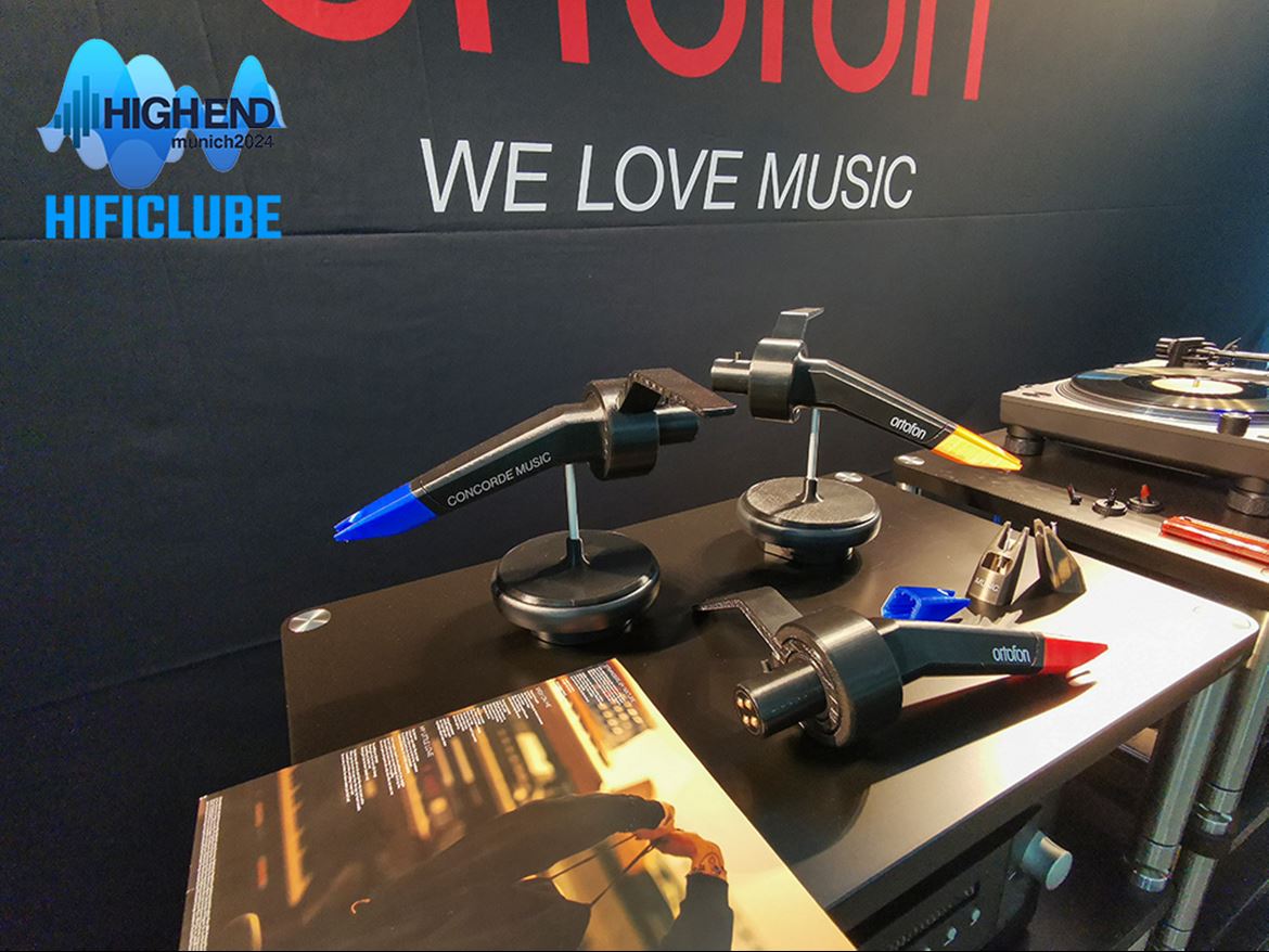 Maquetes em tamanho gigante dos modelos Ortofon Concorde em demonstração. A Blue soou melhor que a Red, mas com o grave algo confuso; a Bronze subiu (muito) a fasquia em relação à Blue, com mais informação e presença da cantora e grave mais definido. Curiosamente, a Black soou-me como ‘too much of a good thing’, talvez excesso de informação no agudo, logo a voz de Adele soou mais limpa, mas também mais fina, pelo que eu aposto na Bronze como a mais equilibrada. De notar que à medida que se sobe no preço e na categoria, também se sobe no nível de saída, ou seja. a Bronze toca mais alto que a Blue; e a Black mais alto que a Bronze, o que, de certa maneira, deita por terra qualquer comparação séria. Mas fica a polémica. Atenção: o som foi gravado com um telemóvel. Era o que tinha à mão e não quis perder esta oportunidade. Pois se até com um telemóvel se percebe a diferença. Uma célula de qualidade para bater a Bronze pode custar-lhe mais de 2000 euros.
