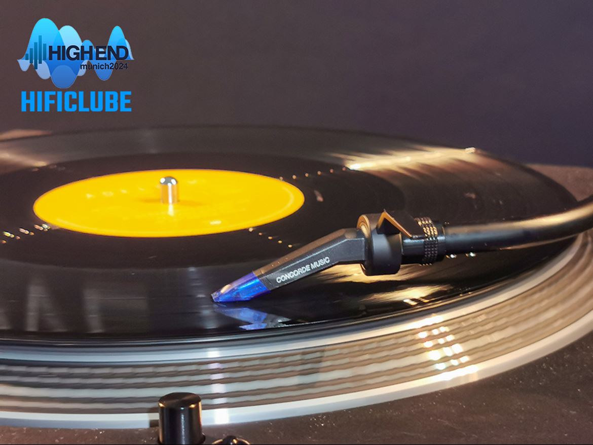 Montada no braço de um gira-discos da Technics, a agulha de uma célula Ortofon da série Concorde Music ia sendo substituída para tocar um excerto de uma faixa de Adele ‘Easy On Me’, começando pela mais barata: da Red, que custa 149 euros à Black, que custa 599 euros) passando pela Blue (na foto em baixo) e pela Bronze., que custa cerca de 399 euros. Pois era nesta última que eu apostava. Não por ser a melhor, mas por ser a mais equilibrada.