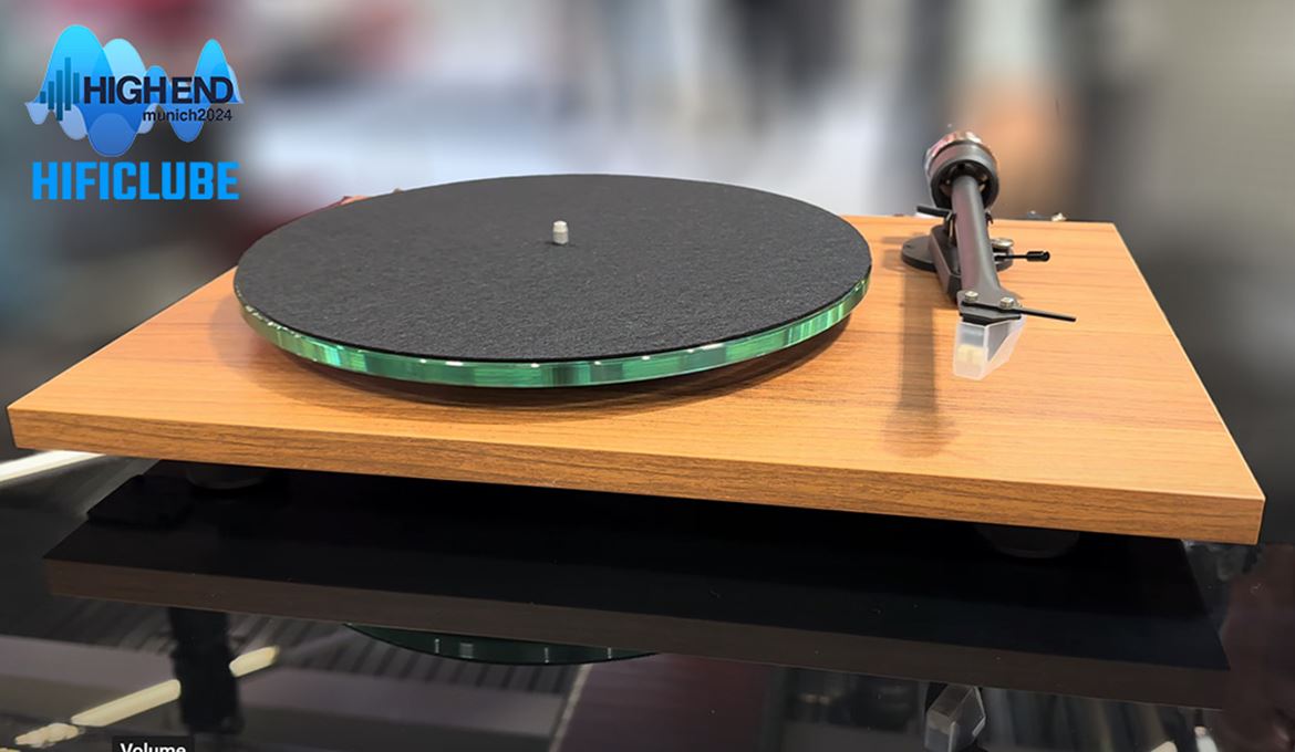 Mas, agora, vamos focar-nos apenas na novidade: o modelo de gira-discos Pro-Ject T2 em três versões e cores diferentes: negro-piano, branco e nogueira. O prato é em vidro, o gira-discos já inclui o braço e uma célula MM (Rainier). Todas as versões têm controlo eletrónico de velocidade. Pode comprar a versão base por cerca de +500 euros, por mais 100 euros compra a versão com andar phono integrado; e por mais ou menos o dobro pode ter WiFI Streaming instalado.