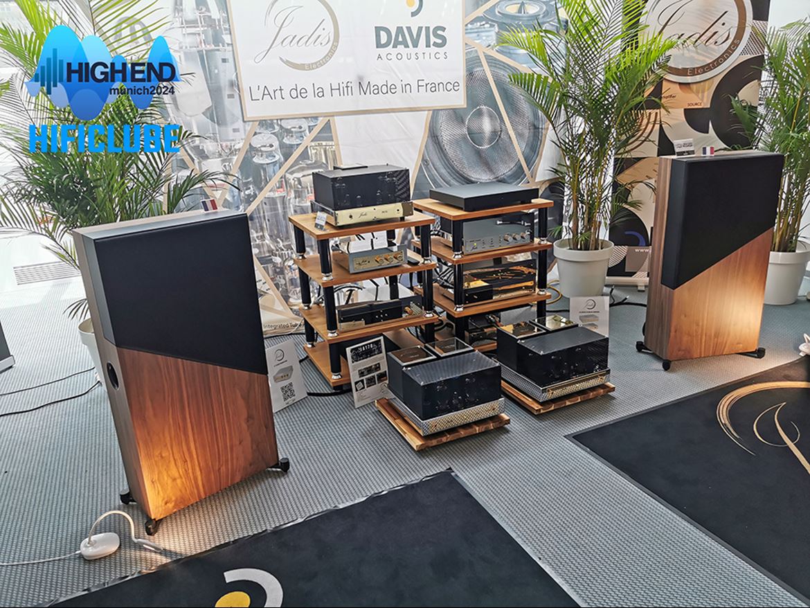 Fez par no MOC com a também francesa Jadis – noblesse oblige. Tal como o ano passado as Davis The Wall tomaram conta do palco com eletrónica a válvulas Jadis: : DAC JS5, Preamplificador J80MC e Amplificadores monoblocos PA170 (com válvulas KT170). Lá estavam também as Stellar Pop Art de cores garridas, e as The Stage (ver video), uma versão reduzida em 20% das The Wall. O som recomenda-se também, como se pode ouvir no vídeo em baixo.