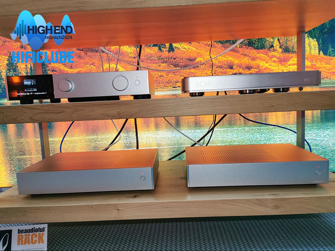 Audiolab rack: em baixo os novos amplificadores Audiolab 9000P.