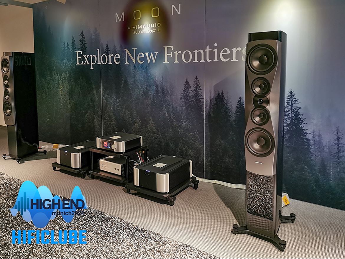 No High End 2024 em Munique, a Simaudio apresentou as suas mais recentes ofertas da série Moon com a Coleção North: 861 Power Amp, este novo amplificador de potência foi um dos destaques do evento, demonstrando o compromisso da Simaudio em oferecer soluções de áudio de alta potência e alta fidelidade; 891 Network Player / Pre-Amp, um componente versátil que combina capacidades de streaming em rede com pré-amplificação de alta qualidade, projetado para fontes digitais e analógicas. Para atacar um par de Dynaudio Confidence 60 foram utilizados dois North 861.