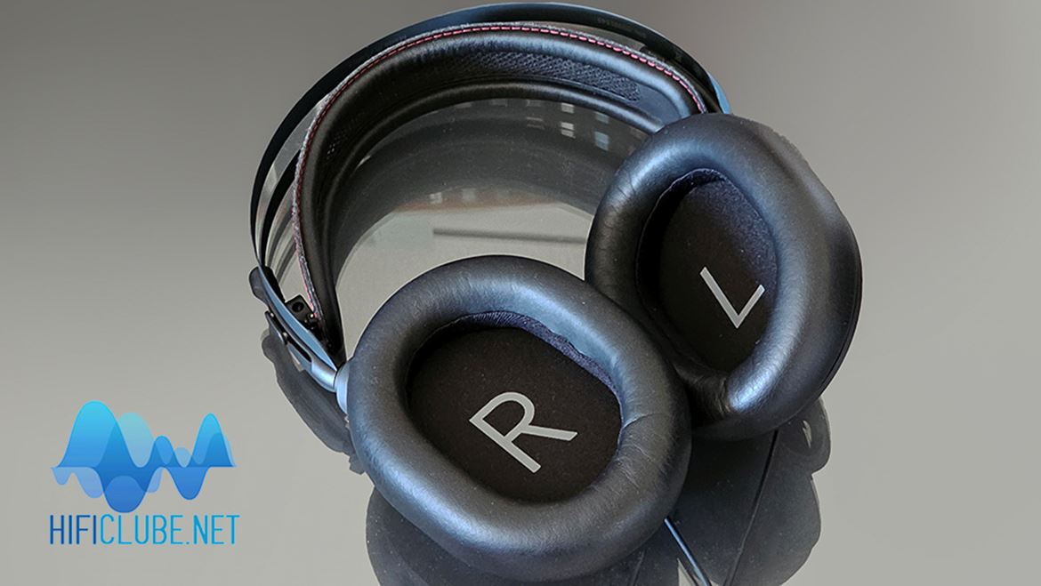 The channels are clearly marked inside the earpieces, with large 'R' and 'L' letters printed on the protective foam.