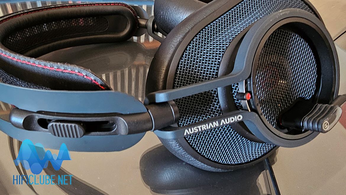 Headband adjustment rail (left) and vertical adjustment of the earcups with four positions (red dot).