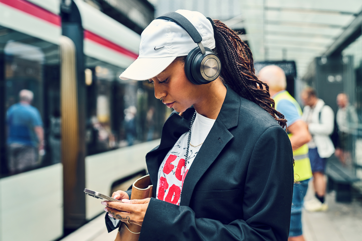 DALI IO-8 - Lifestyle - woman in train 02-1200x801-bd93c0f.jpg