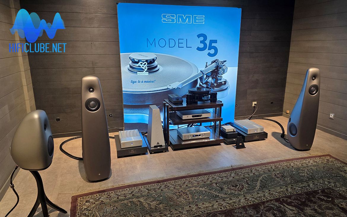 Além do M35, o equipamento associado em demonstração consistia em: Ayre KX- R20, Ayre MX-R20, Vivid Audio Kaya 45