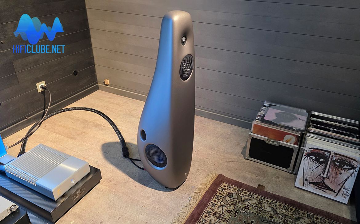 Colunas Vivid Kaya 45 com amplificação Ayre MX-R20