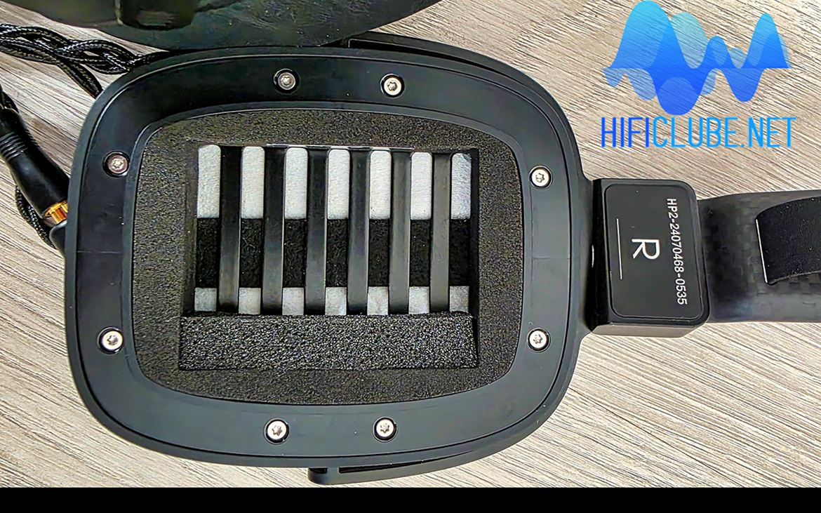 HEDDphones TWO GT: sem almofadas. Motor (ribbon AMT) coberto com espuma e tecido.
