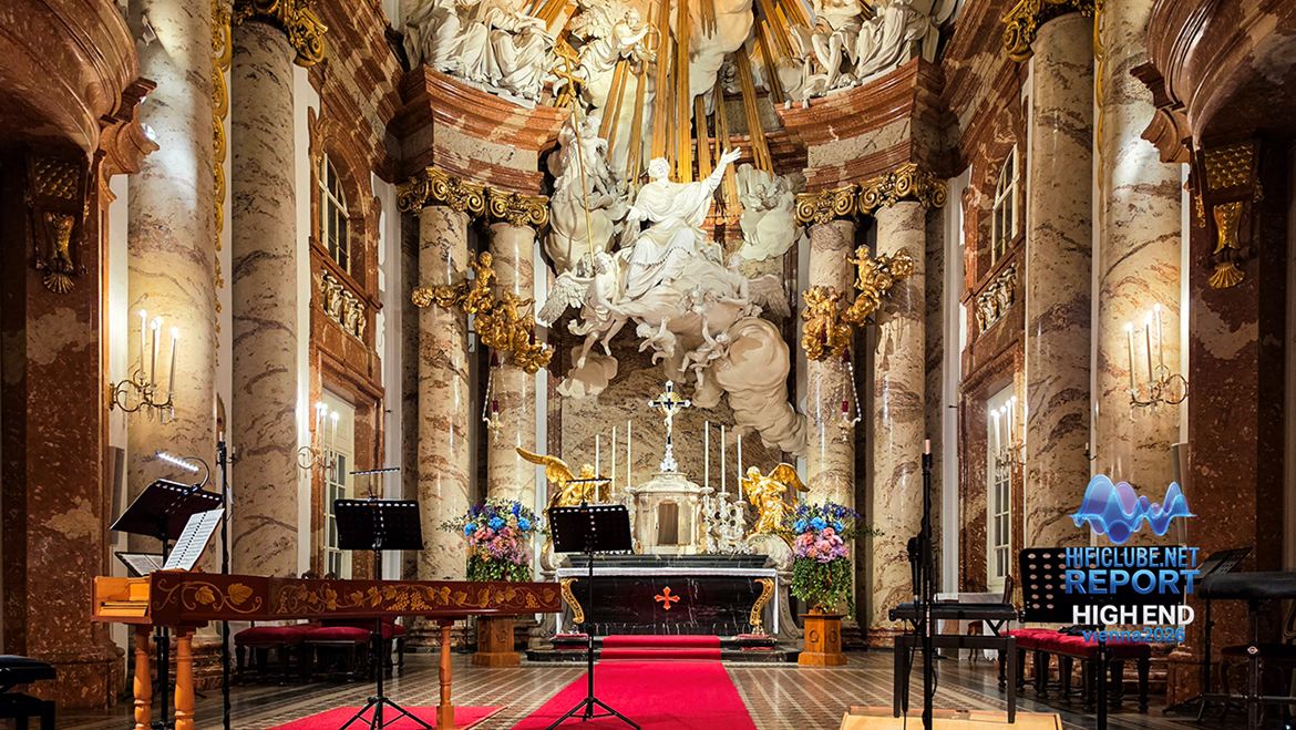 Altar da Karlskirche foi o palco dos concertos de  Vivaldi, Vier Jahrerszeiten, pela Orquestra Barroca 1756. Não era permitido filmar o concerto, peloque fica o palco sem músicos.
