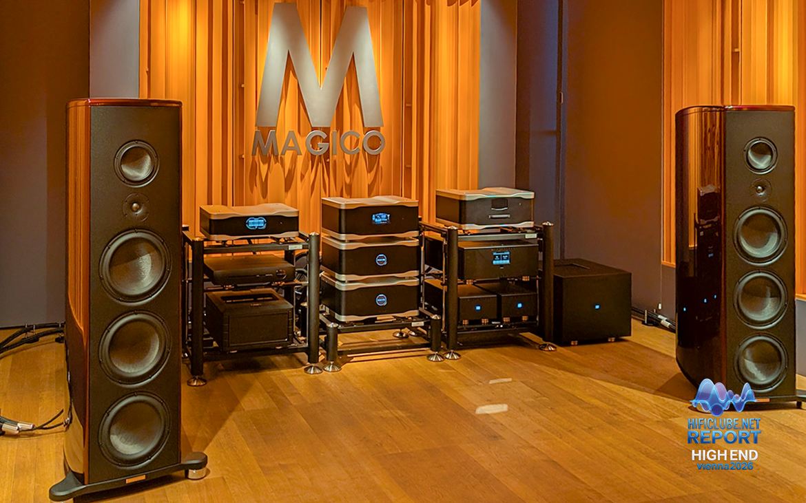 Magico S7. Trouxeram tratamento acústico consigo, mas não foi suficiente. A sala tinha anca larga e bunda grande — e isso ouvia-se. Ainda assim, havia ali um som de grande qualidade, com a precisão e a densidade que se esperam da Magico. Apenas não completamente livre das amarras do espaço.