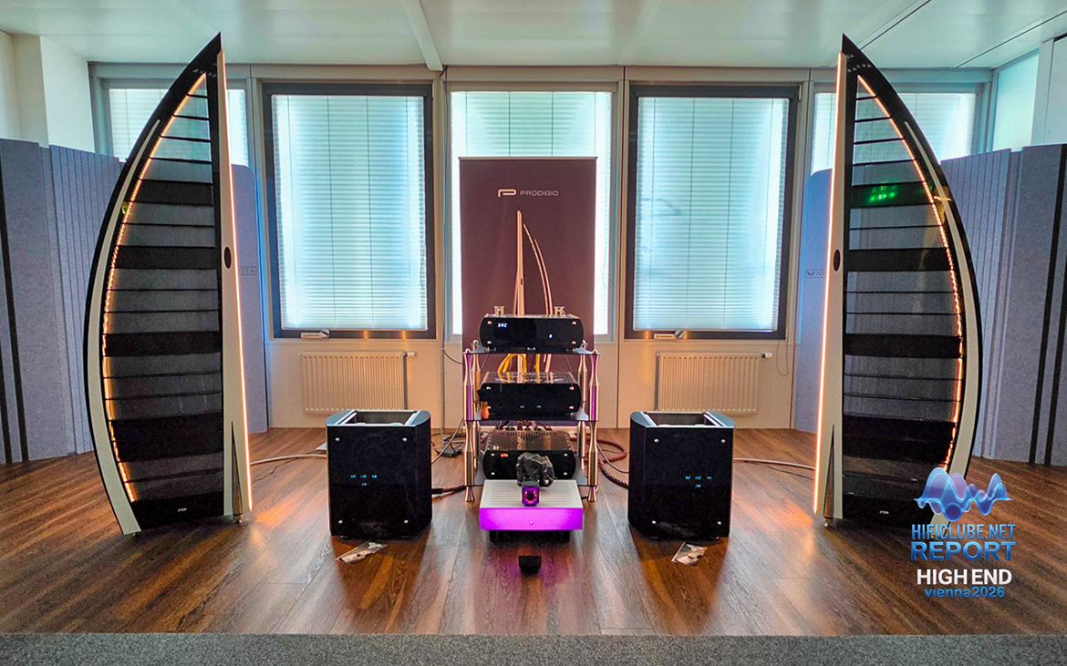 Prodigio Audio Vitrola. As melhores colunas electrostáticas que ouvi em Viena. Um prodígio, sem dúvida. Abaixo dos 50 Hz há pouco ou nada, mas, no resto, soam praticamente perfeitas. É verdade que não foram demonstradas no ACV, beneficiando, por isso, de um ambiente mais calmo e menos contaminado pelo ruído da feira. São de origem húngara. Não faço ideia se são distribuídas em Portugal, mas deviam ser. Ainda por cima são bonitas e têm elevado WAF.