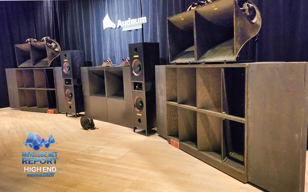 Western Electric. Cem anos depois, continuam a reproduzir música como muito poucas colunas modernas conseguem. Há aqui uma lição de humildade para a alta-fidelidade contemporânea: nem tudo o que é novo é necessariamente mais verdadeiro. Às vezes, o tempo não envelhece a tecnologia; apenas confirma a sua razão de existir.