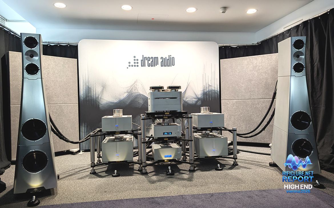 YG Acoustics Sonja 3.3, com amplificação Ypsilon. Havia várias salas com colunas YG Acoustics em Viena. Esta ficava fora do ACV, num hotel próximo, e juntava um par de Sonja 3.3 a uma verdadeira artilharia grega da Ypsilon. E que artilharia. A Sonja 3.3 tem pelo na venta: não se limita a desenhar a música com precisão cirúrgica, também a empurra para a sala com escala, autoridade e uma tensão dinâmica que prende a atenção. Há nela aquela mistura rara de elegância e músculo, como quem fala baixo mas não precisa de repetir. Um sistema de grande classe, a lembrar que a alta resolução só faz sentido quando vem acompanhada de vida, corpo e intenção musical. Mereciam melhor sala e seleção de faixas.