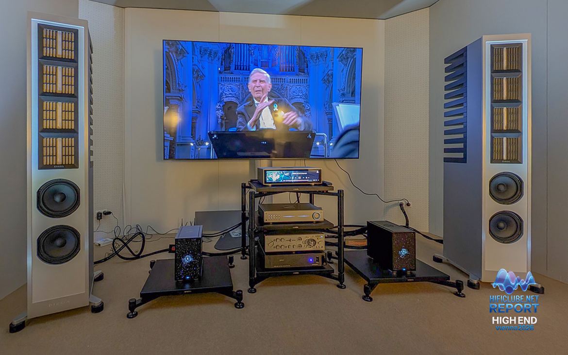 Sala de demonstração da HiFi Rose com colunas híbridas planares