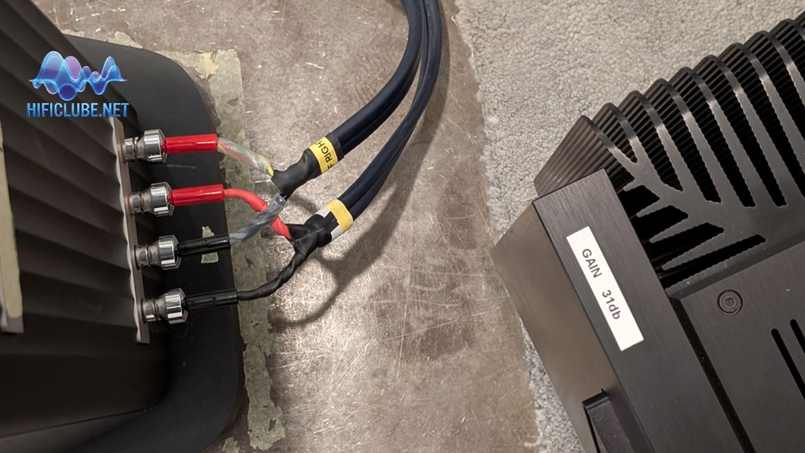 Todas as colunas foram bicabladas a partir de amplificadores estéreo em cada canal.