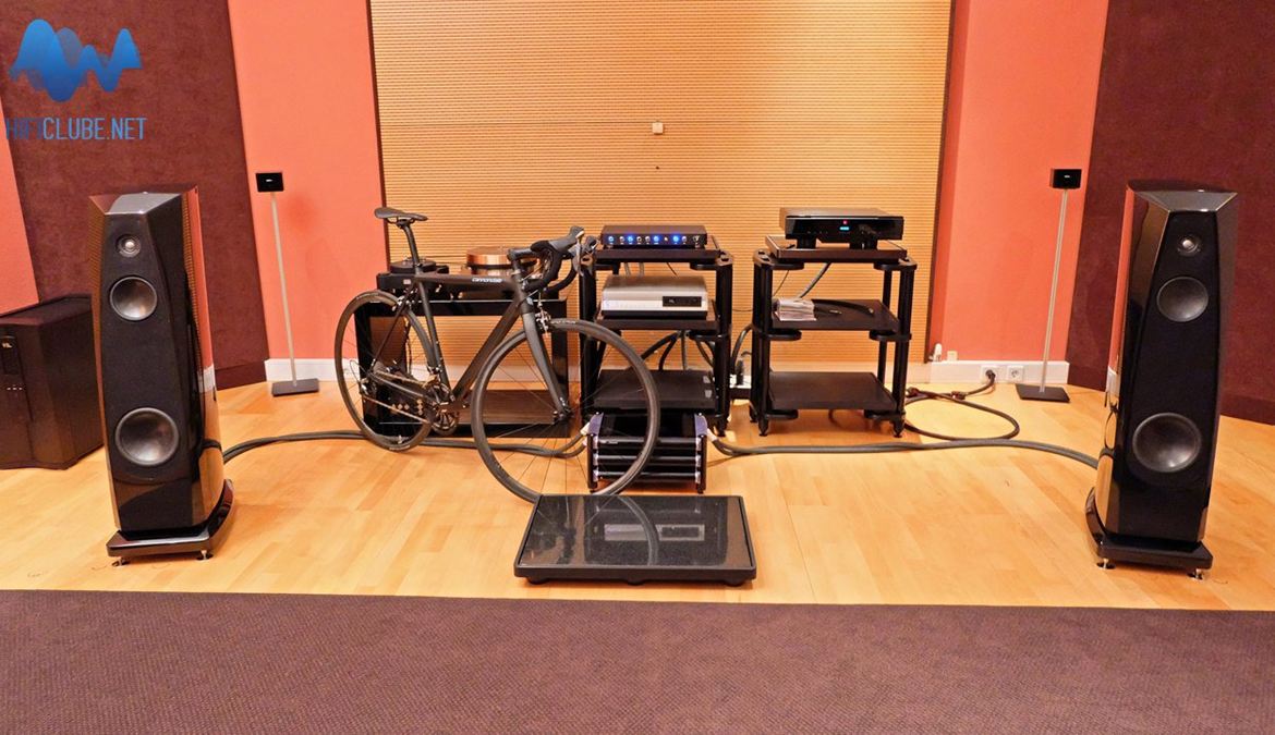 A Cannondale Evo Black no auditório principal da Ultimate Audio Elite