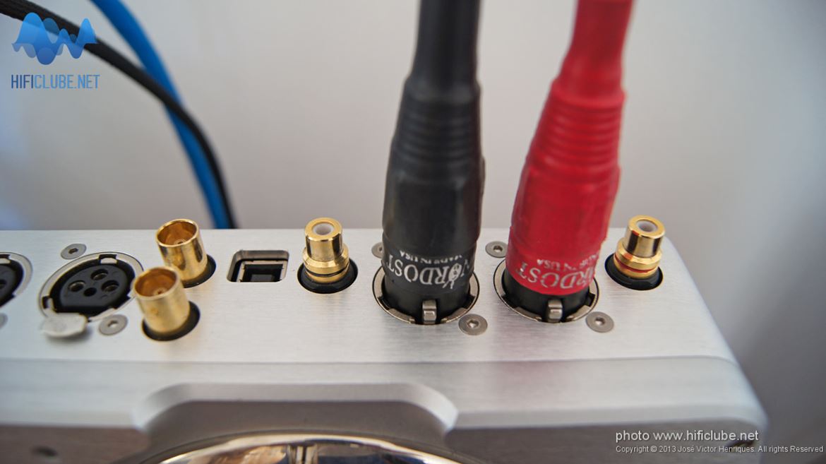 Chord QBD76 HDSD tem saídas analógicas simples e balanceadas