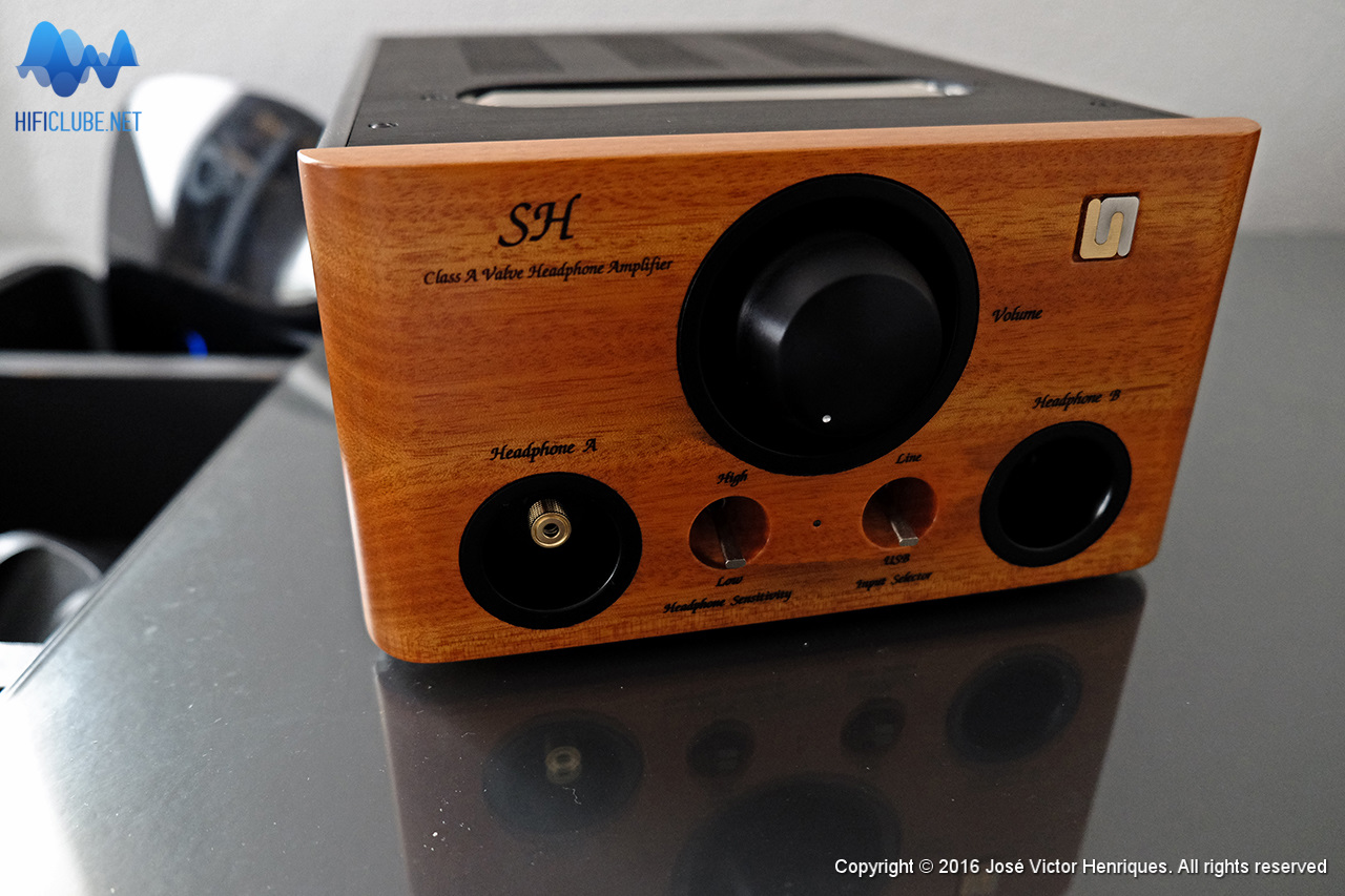 Unison SH tubed headampDAC, na versão testada com painel decorativo em madeira