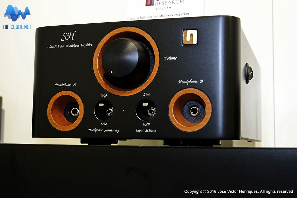 Unison SH tubed headampDAC, na versão de cores invertidas: painel negro e aros em cor de madeira (fotografado no High End 2016, Munique)
