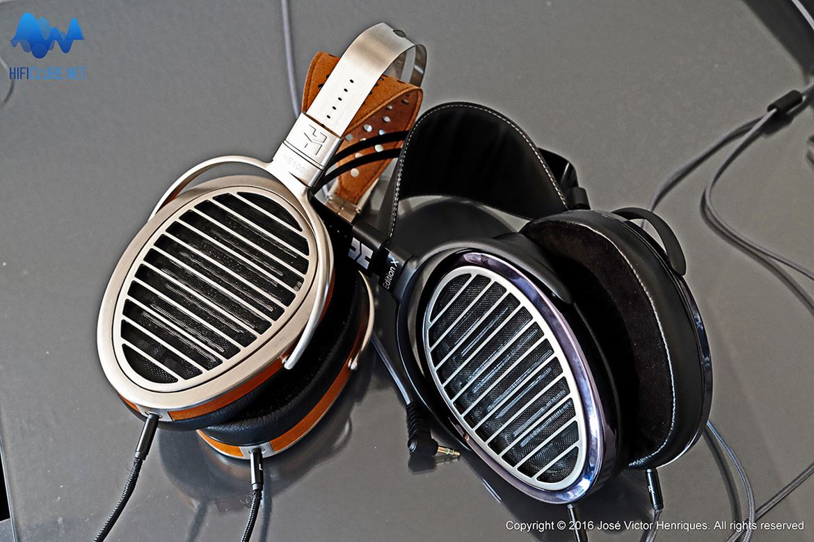 Hifiman HE1 (esquerda na foto) e X, dois dos auscultadores planar magnéticos utilizados no teste sem quaisquer problemas de compatibilidade eléctrica ou sinais de 'hum'