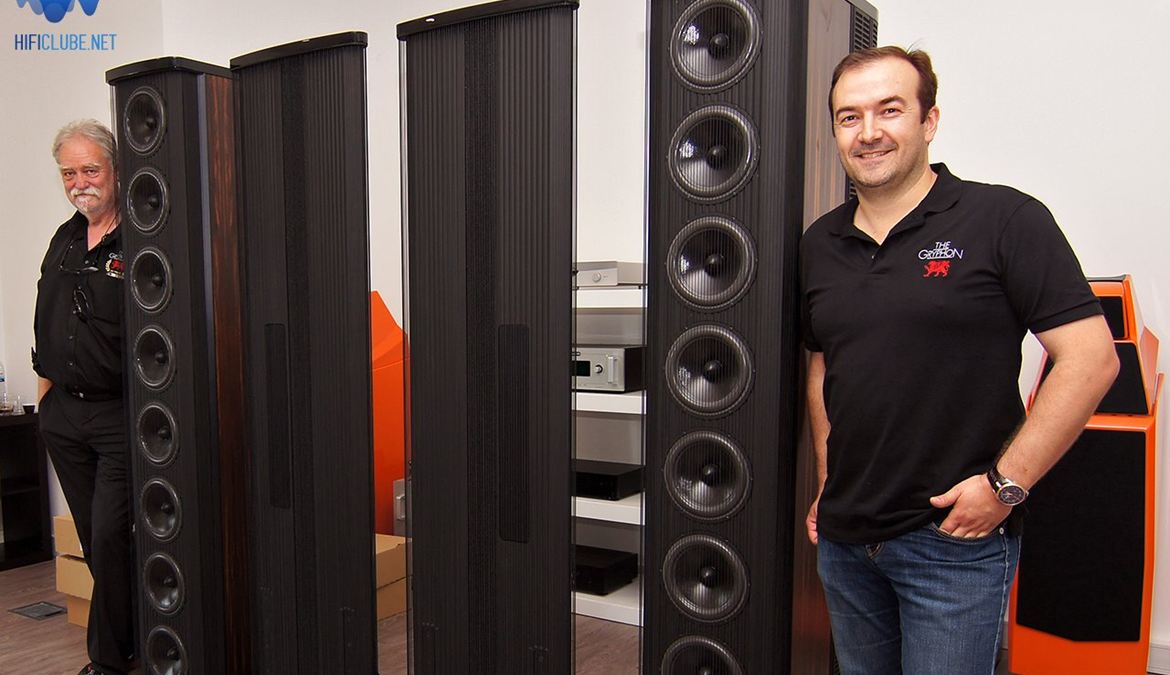 Miguel Carvalho e Flemming Rasmussen posam junto das Gryphon Pendragon