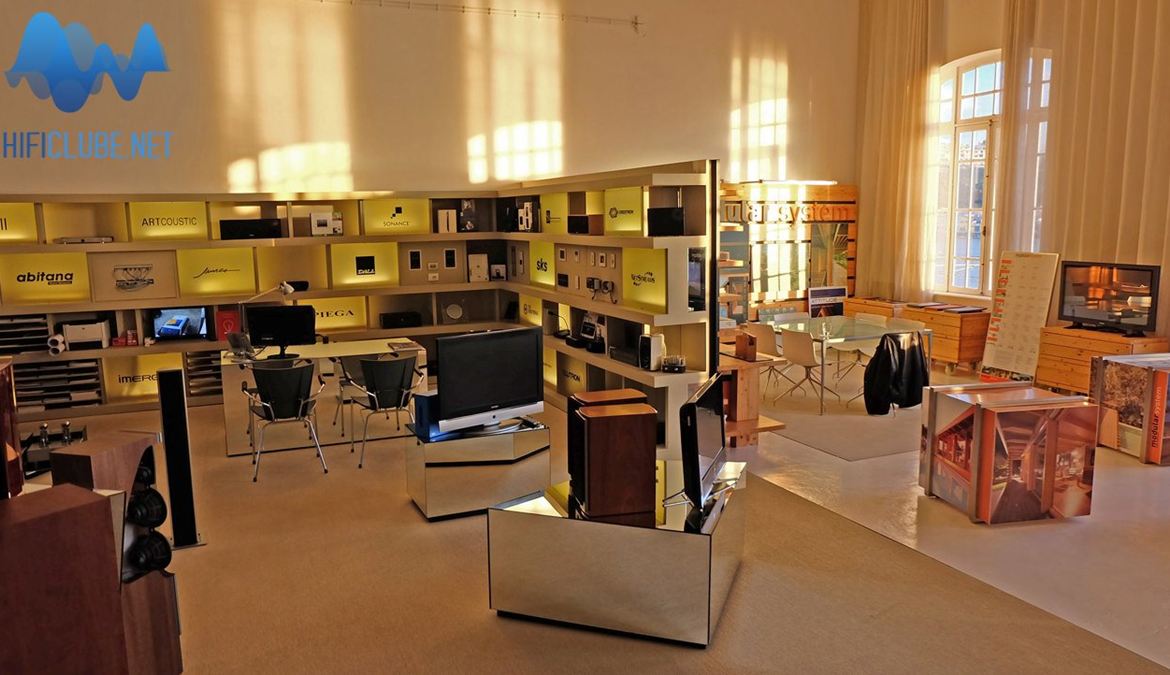 Luz e Som: um showroom pluridisciplinar