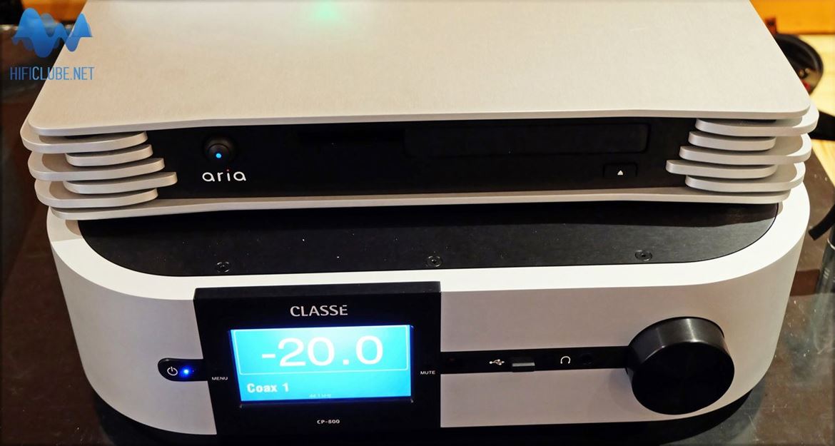 O audio server Aria montado sobre o prévio Classé CP-800 MKII