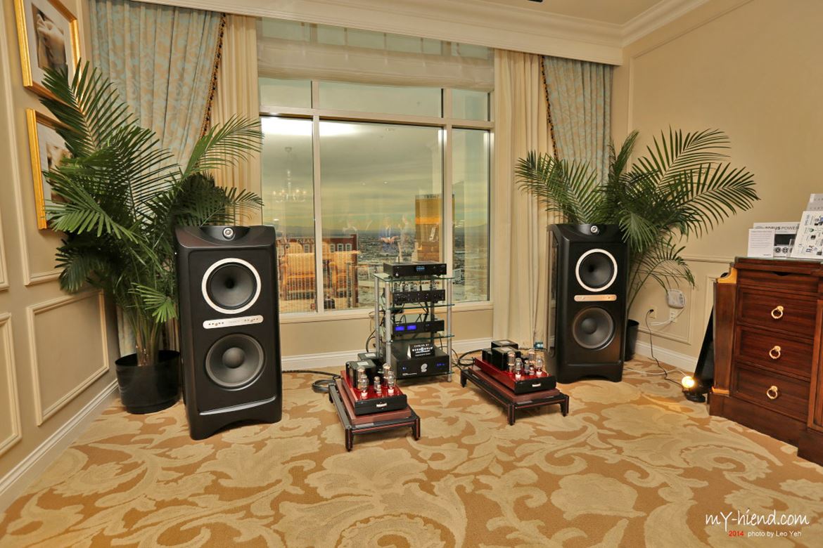 Tannoy Kingdom Royal Black carbon driven with care by Cary tubes. Through the window you can see outside The Treasure Island and The Trump Tower, the only one on the Strip without a casino