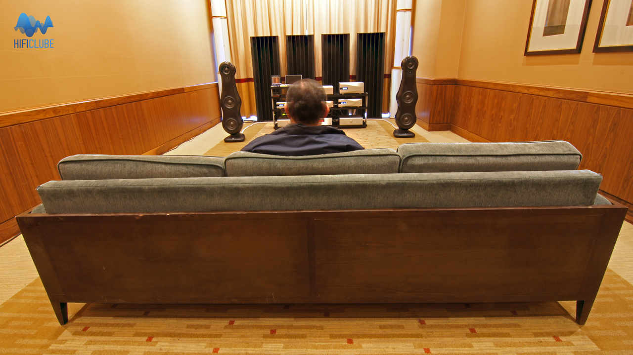 Um dos muitos visitantes, atento à performance do fabuloso dCS Vivaldi