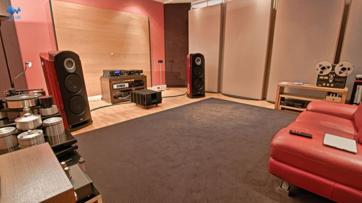 Equipamento em audição: Emm XD-S1 CD/DAC, Aurender S10, Gryphon Pandora (prévio), Gryphon Mephisto (amp), TAD R1 (colunas), Kubala Sosna Elation (cabos) and a little Stein magic.