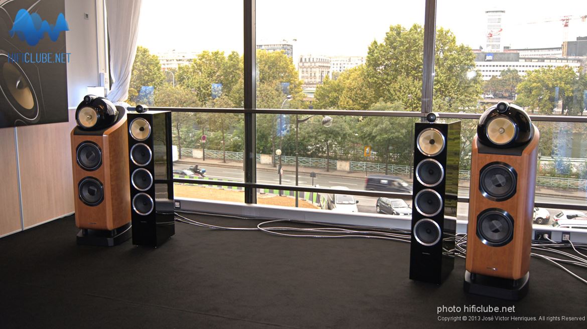 Na sala tocavam as B&W 802/CM10 com Classé. Lá fora Paris: o Sena corria manso sulcado pelos bateaux mouches cheios de turistas