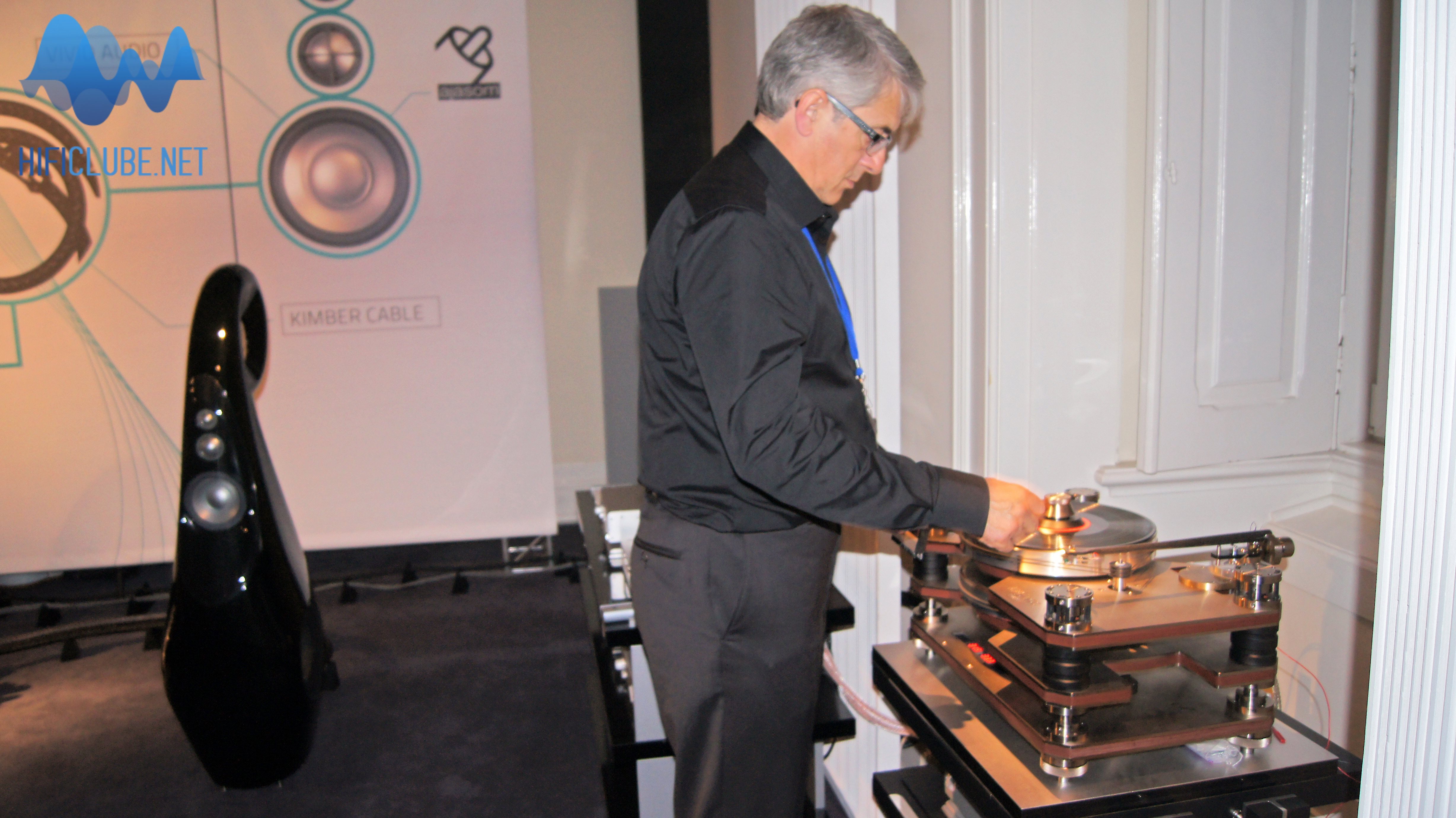 António Almeida coloca um disco no prato do Kronos