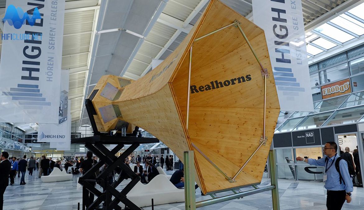 Este Super Sub Bass Horn da RealHorns é mesmo real! E funciona!... Quando a sua mulher lhe disser que as suas colunas são demasiado grandes, mostre-lhe esta fotografia...