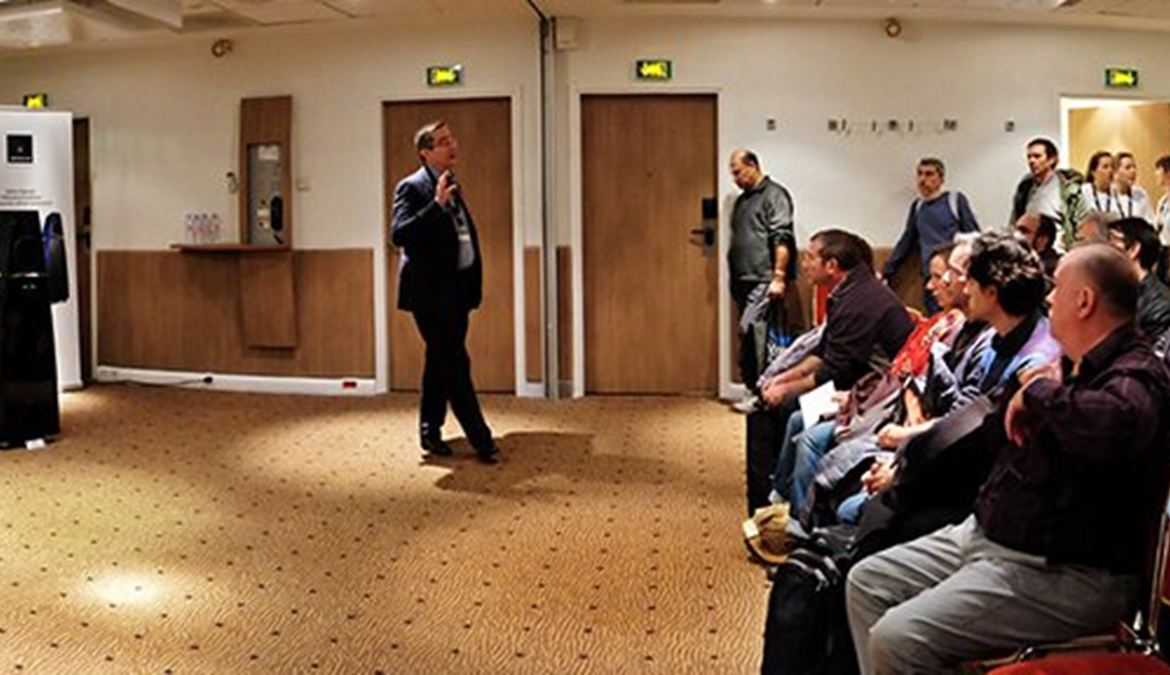 Panoramic view of the Meridian demo room at the Novotel-Paris. Zoom in by clicking on the magnifying lens.