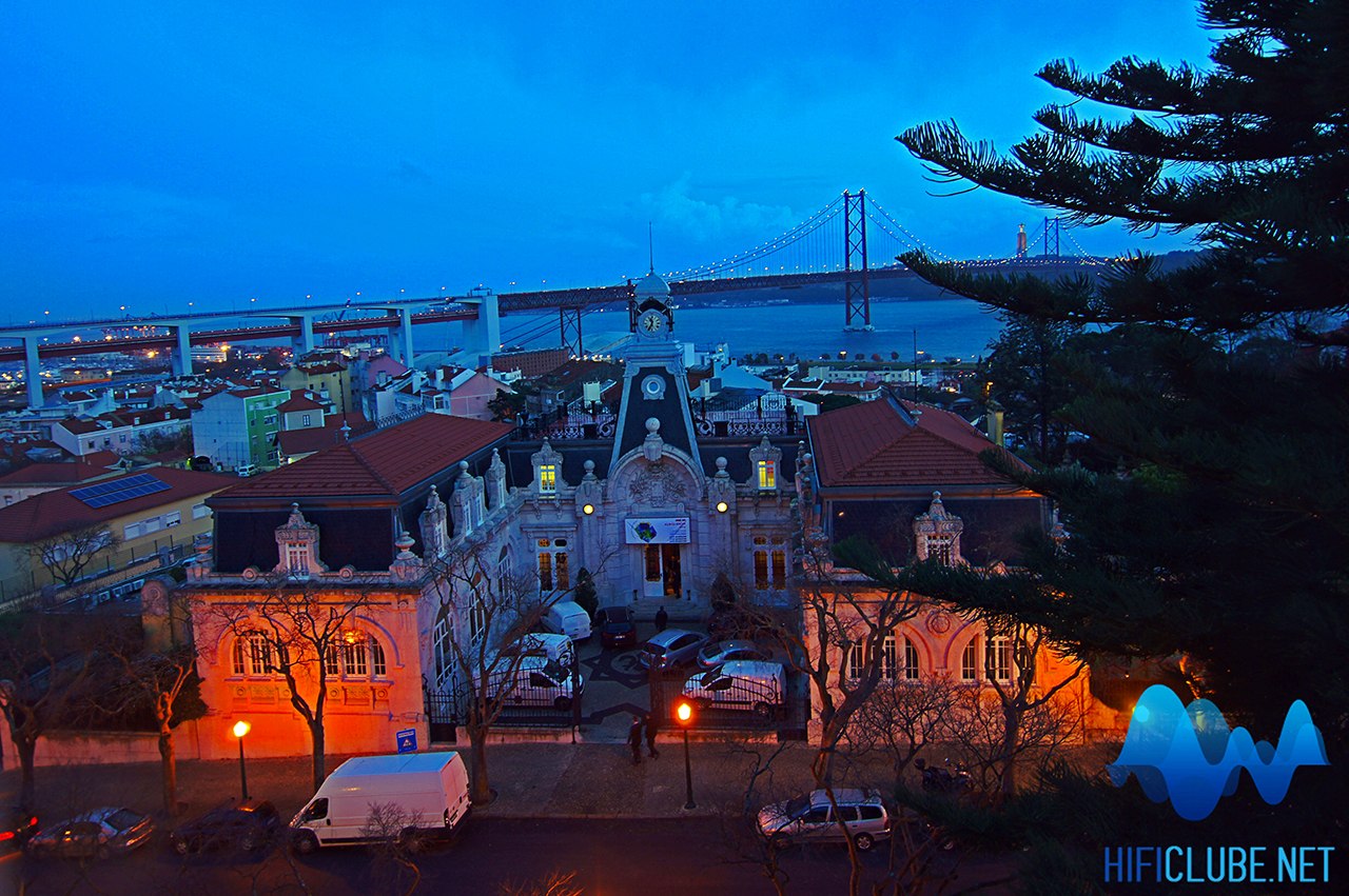 Pestana Palace - edifício das cavalariças, com o Tejo e a ponte ao fundo (vista da sala da Esotérico)