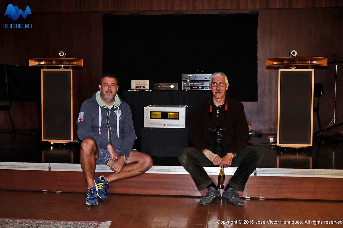 Rui Lourenço e Rui Pinho (Megaudio), posando informalmente com a sua obra audiófila, uma instalação colectiva de elevado nível e originalidade clássica